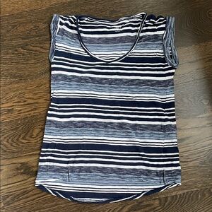 Gap tee size medium